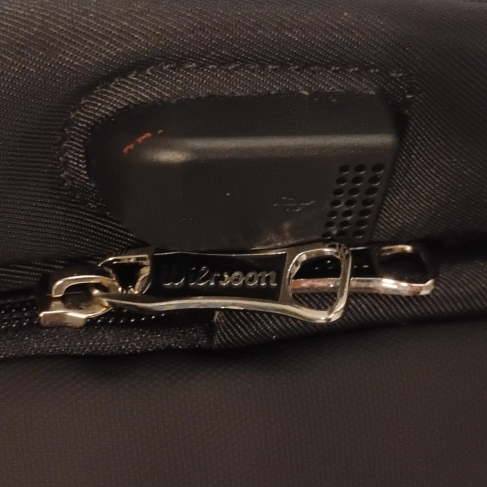 Wilson Anti-Theft Sling Bag Like New Condition - Picture 5 of 12